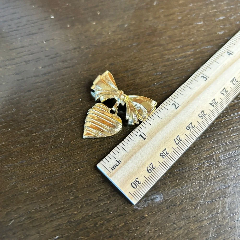 Vintage 90's Avon Gold Bow & Heart Mother's‎ Day Pin